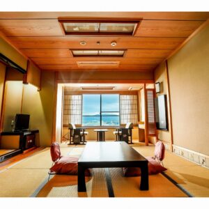 Tatami-Zimmer mit niedrigem Tisch und Bodenstühlen