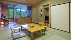 窓際にローテーブルと椅子がある畳の部屋