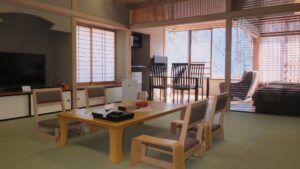 ローテーブルと椅子、窓際の座席がある畳の客室