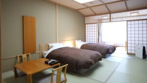 畳敷きの客室にあるベッド2台
