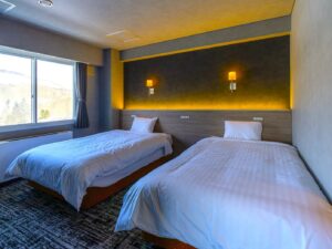 客房内的两张单人床