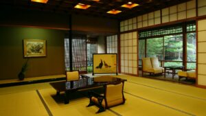 Tatamizimmer mit niedrigem Tisch und Stühlen