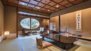 Tatami-Zimmer mit niedrigem Tisch und Sitzbereich
