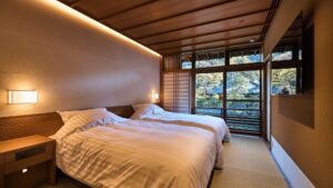 Zwei Einzelbetten am Fenster im Tatami-Zimmer