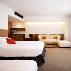 带双床和沙发休息区的客房