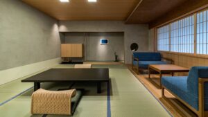 带矮桌、和式座椅和沙发座位的榻榻米客房