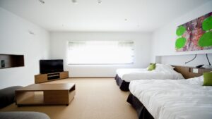 明亮客房内的两张床