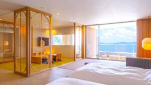 Betten in einem Gästezimmer mit Balkon zum Meerblick