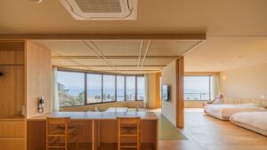 Gästezimmer mit Betten, Tatamibereich und Meerblick