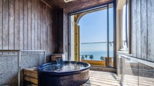 Privates rundes Bad am offenen Fenster mit Meerblick