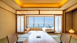 Tatami-Gästezimmer mit niedrigem Tisch und Betten