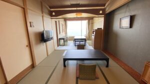 Tatamizimmer mit niedrigem Tisch und Bodenstuhl