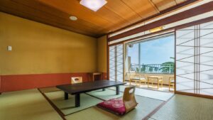 Tatami-Zimmer mit niedrigem Tisch und Bodenstuhl