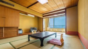 Tatami-Zimmer mit niedrigem Tisch und Bodenkissen