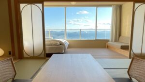 Tatami-Zimmer mit Meerblick durch großes Fenster