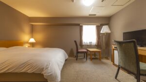 Bett mit Schreibtisch und Stuhl im Gästezimmer