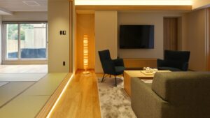 Sitzbereich im Gästezimmer mit Stühlen, Sofa und Tisch