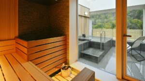 Privates Bad neben Holzsauna und Balkonbestuhlung