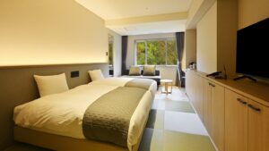 Zwei Einzelbetten in einem modernen Tatami-Gästezimmer
