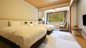 Einzelbetten in einem Gästezimmer im Tatami-Stil