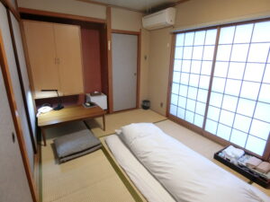 Futon-Bettwäsche in einem Tatami-Gästezimmer