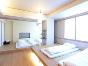Ausgelegte Futons in einem hellen japanischen Gästezimmer