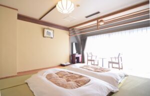 Auf Futons vorbereitete Tatami-Gästezimmer