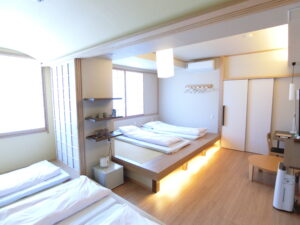 Gästezimmer mit Plattformbetten und Bettzeug