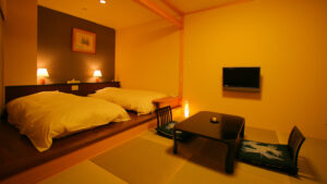 榻榻米休息区和电视旁的双床