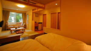 榻榻米客房内的双床