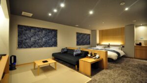 Chambre avec lit, canapé et table basse