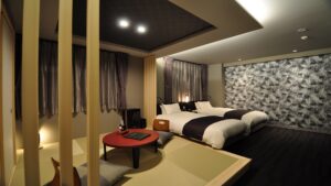 Lits jumeaux bas dans une chambre d’hôtes de style tatami
