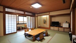 Chambre d’hôtes en tatami avec table basse et chaises de sol
