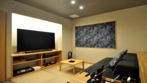 Espace tatami avec canapé et télévision