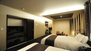 Lits jumeaux dans une chambre d’hôtes de ryokan moderne