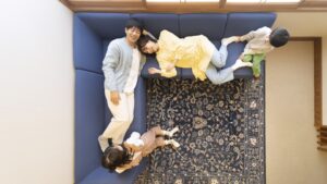 Familie auf einem großen Bodensofa