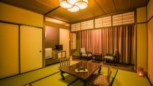 Tatamizimmer mit niedrigem Tisch und Stühlen am Fenster