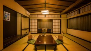 Tatami-Zimmer mit niedrigem Tisch und Bodenstühlen