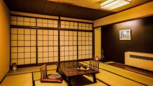 Tatami-Zimmer mit niedrigem Tisch und Bodenstühlen