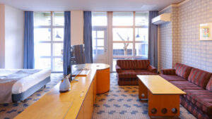 Gästezimmer mit Sofasitzecke und Betten