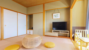 Tatamizimmer mit niedrigem Tisch, Bodenkissen und Stuhl