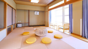 Tatamizimmer mit rundem Tisch und Bodenkissen
