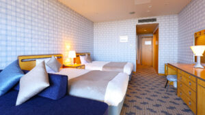 Zwei Einzelbetten und ein Sofa im Gästezimmer