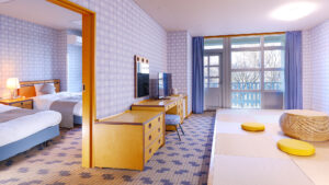 Zweibettzimmer mit Tatami-Sitzbereich