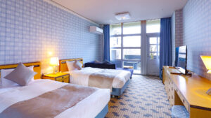 Zwillingsbetten in einem Gästezimmer mit Fenster