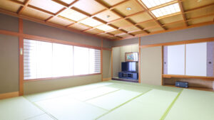 Habitación de tatami vacía con ventana y televisión