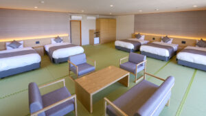 Habitación de tatami con varias camas y zona de estar