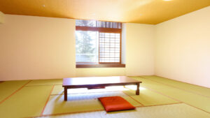 Habitación de tatami con mesa baja y cojín de suelo