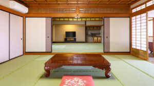 Habitación de tatami con mesa baja y cojín de suelo