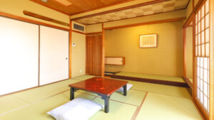 Habitación de tatami con mesa baja y cojín de suelo